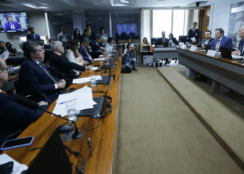 Fernando Haddad critica reação negativa à MP que previa taxação de apostas e investimentos. Ministro afirma que medida não era aumento de imposto, mas correção de privilégios e desigualdades fiscais.
