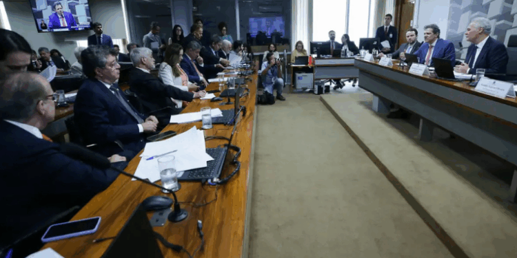 Fernando Haddad critica reação negativa à MP que previa taxação de apostas e investimentos. Ministro afirma que medida não era aumento de imposto, mas correção de privilégios e desigualdades fiscais.