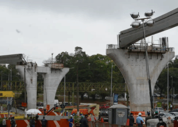 Consórcio Expresso Monotrilho Leste firma acordo de R$ 41,2 milhões com MP-SP para indenizar o Metrô por falhas na Linha 15. Valor será investido em melhorias da linha.