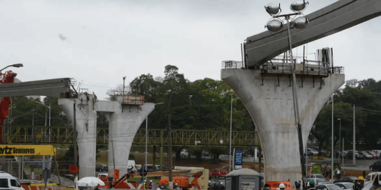Consórcio Expresso Monotrilho Leste firma acordo de R$ 41,2 milhões com MP-SP para indenizar o Metrô por falhas na Linha 15. Valor será investido em melhorias da linha.
