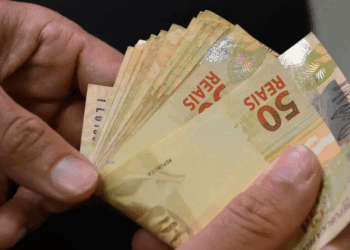 Governo inicia pagamento de lote extra do abono salarial PIS/Pasep para 1,6 milhão de trabalhadores que tiveram dados corrigidos. Benefício pode ser sacado até dezembro de 2025.