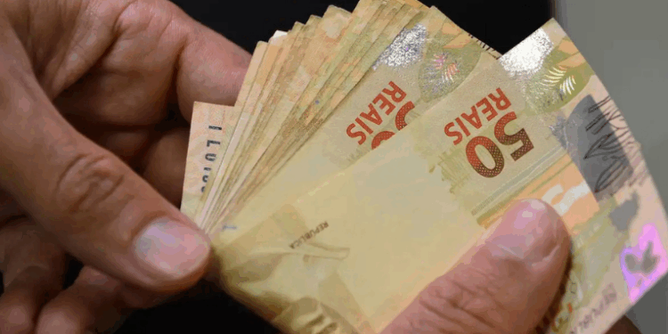 Governo inicia pagamento de lote extra do abono salarial PIS/Pasep para 1,6 milhão de trabalhadores que tiveram dados corrigidos. Benefício pode ser sacado até dezembro de 2025.