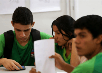 Estudo da USP revela que redes estaduais não cumprem carga horária mínima da reforma do ensino médio, com perda de mais de 50% do tempo de aula em alguns estados. MEC acompanha, mas não pode punir.