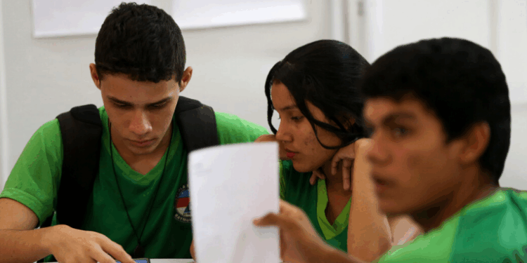 Estudo da USP revela que redes estaduais não cumprem carga horária mínima da reforma do ensino médio, com perda de mais de 50% do tempo de aula em alguns estados. MEC acompanha, mas não pode punir.