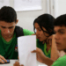 Estudo da USP revela que redes estaduais não cumprem carga horária mínima da reforma do ensino médio, com perda de mais de 50% do tempo de aula em alguns estados. MEC acompanha, mas não pode punir.