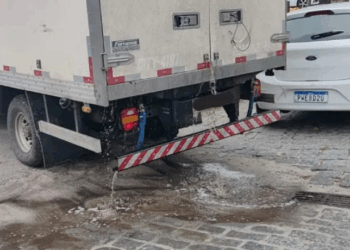 Prefeitura de Cabo Frio flagra caminhão descartando água de degelo de forma irregular no Mercado de Peixe. Ação conjunta visa segurança sanitária, proteção ambiental e ordenamento do espaço.