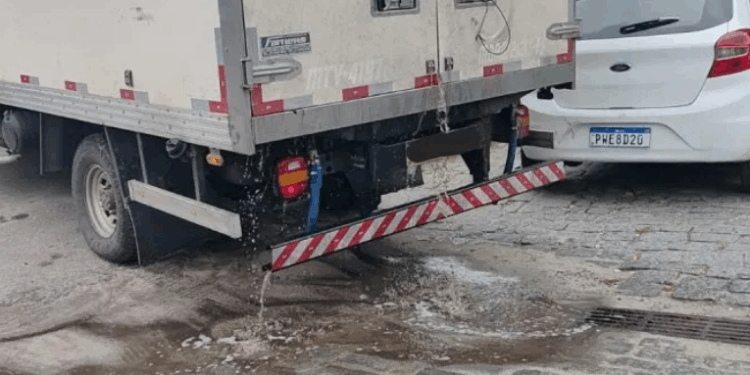 Prefeitura de Cabo Frio flagra caminhão descartando água de degelo de forma irregular no Mercado de Peixe. Ação conjunta visa segurança sanitária, proteção ambiental e ordenamento do espaço.