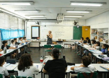 No Dia do Professor, Lula reforça compromisso com a educação, anuncia universidades federal indígena e do esporte, e lança programa com benefícios para docentes de todo o país.