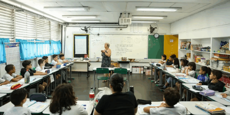 No Dia do Professor, Lula reforça compromisso com a educação, anuncia universidades federal indígena e do esporte, e lança programa com benefícios para docentes de todo o país.