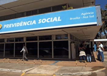 Por falta de recursos, INSS suspende programa que pagava bônus a servidores para agilizar análise de benefícios previdenciários. Fila de pedidos ultrapassa 2,6 milhões e deve crescer.
