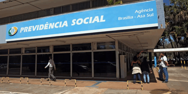 Por falta de recursos, INSS suspende programa que pagava bônus a servidores para agilizar análise de benefícios previdenciários. Fila de pedidos ultrapassa 2,6 milhões e deve crescer.