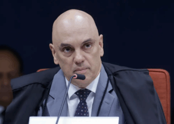 Alexsandra Aparecida da Silva, acusada de participação nos atos golpistas de 8 de janeiro, foi solta por determinação do ministro Alexandre de Moraes, do STF, com uso de tornozeleira eletrônica e outras medidas cautelares.