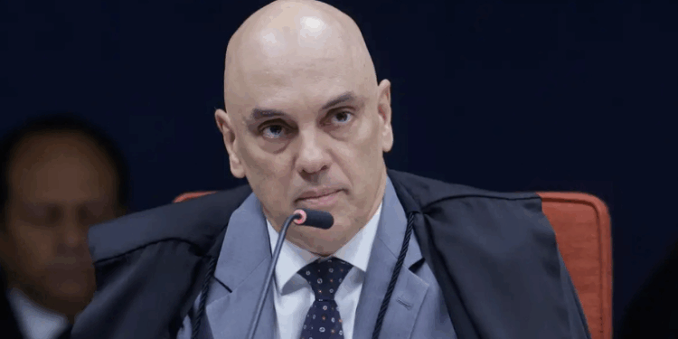 Alexsandra Aparecida da Silva, acusada de participação nos atos golpistas de 8 de janeiro, foi solta por determinação do ministro Alexandre de Moraes, do STF, com uso de tornozeleira eletrônica e outras medidas cautelares.