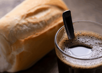 Procon-SP identificou grandes diferenças nos preços de itens do café da manhã, como pão brioche e café coado, em padarias da capital paulista e cidades do interior. Pão brioche pode custar até cinco vezes mais, alerta pesquisa.