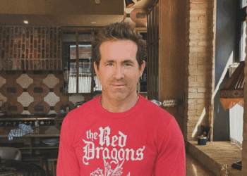 Ryan Reynolds satiriza a atriz criada por inteligência artificial Tilly Norwood em anúncio da Mint Mobile, destacando seu posicionamento contra o uso da IA em Hollywood.