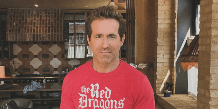 Ryan Reynolds satiriza a atriz criada por inteligência artificial Tilly Norwood em anúncio da Mint Mobile, destacando seu posicionamento contra o uso da IA em Hollywood.