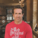 Ryan Reynolds satiriza a atriz criada por inteligência artificial Tilly Norwood em anúncio da Mint Mobile, destacando seu posicionamento contra o uso da IA em Hollywood.
