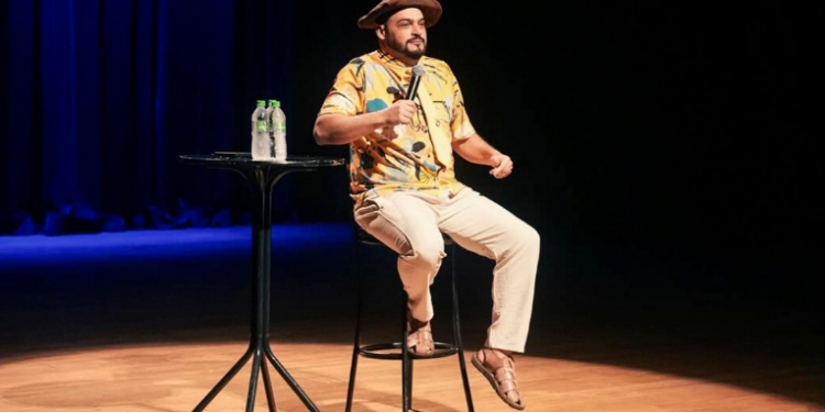 Durante um show em São Paulo, Matheus Ceará foi xingado por um homem da plateia, que acabou expulso sob vaias. Humorista reagiu com bom humor.