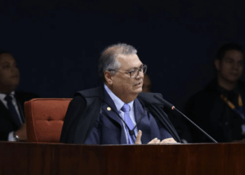 Flávio Dino decide que aposentadoria compulsória não pode ser punição máxima a magistrados após mudança constitucional de 2019.