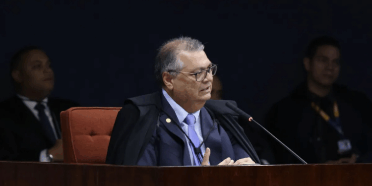 Flávio Dino decide que aposentadoria compulsória não pode ser punição máxima a magistrados após mudança constitucional de 2019.