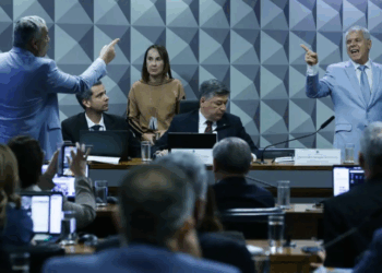 O ex-presidente do INSS, Alessandro Stefanutto, se recusou a responder o relator da CPMI dos Descontos, alegando direito ao silêncio garantido pelo STF. Sessão foi suspensa e depois retomada.