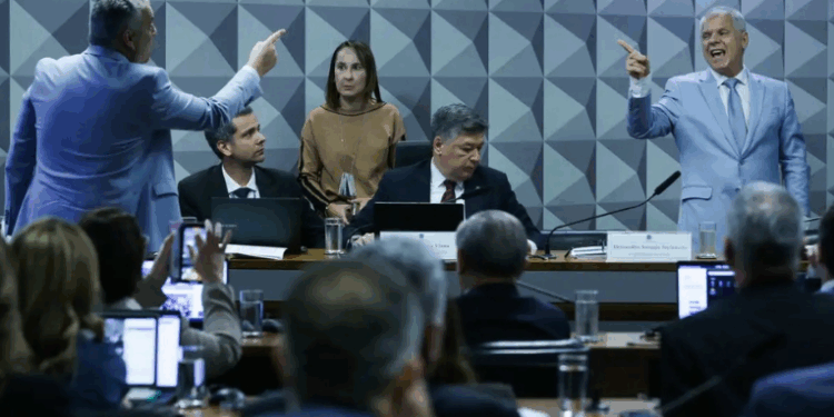 O ex-presidente do INSS, Alessandro Stefanutto, se recusou a responder o relator da CPMI dos Descontos, alegando direito ao silêncio garantido pelo STF. Sessão foi suspensa e depois retomada.