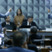 O ex-presidente do INSS, Alessandro Stefanutto, se recusou a responder o relator da CPMI dos Descontos, alegando direito ao silêncio garantido pelo STF. Sessão foi suspensa e depois retomada.