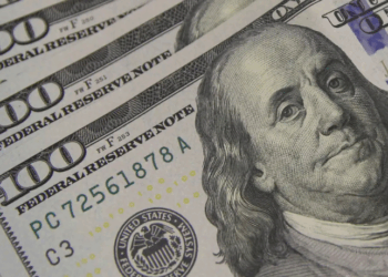 Dólar cai e bolsa sobe com reaproximação entre EUA e China. Declarações de Donald Trump trazem alívio ao mercado e valorizam o real.