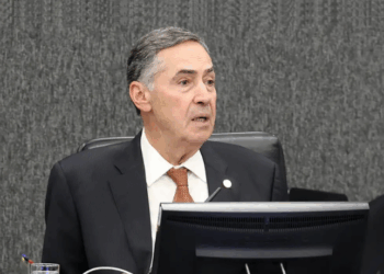 Aposentadoria antecipada do ministro Luís Roberto Barroso é publicada no Diário Oficial da União. Com saída marcada para sábado (18), presidente Lula indicará novo nome para o STF.