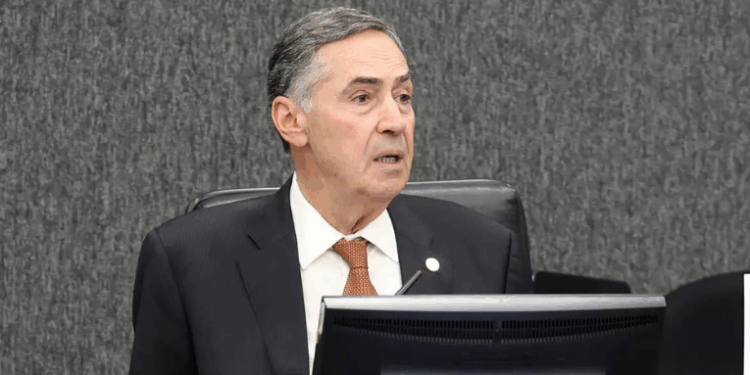 Aposentadoria antecipada do ministro Luís Roberto Barroso é publicada no Diário Oficial da União. Com saída marcada para sábado (18), presidente Lula indicará novo nome para o STF.