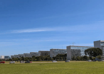 Ministro do TCU acata pedido da AGU e libera governo para planejar Orçamento de 2025 com déficit de até R$ 31 bilhões, dentro da banda do arcabouço fiscal. Exigência do centro da meta foi suspensa.