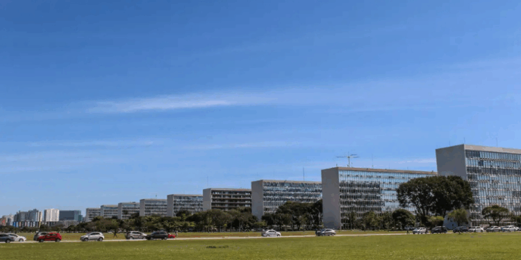 Ministro do TCU acata pedido da AGU e libera governo para planejar Orçamento de 2025 com déficit de até R$ 31 bilhões, dentro da banda do arcabouço fiscal. Exigência do centro da meta foi suspensa.