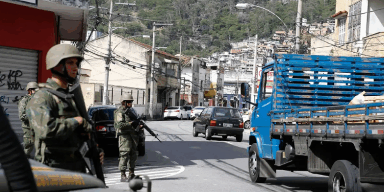 Plano de reocupação territorial será apresentado pelo governo do Rio nos próximos dias. Ação atende decisão do STF e inclui medidas conjuntas com União e municípios para garantir políticas públicas em comunidades.