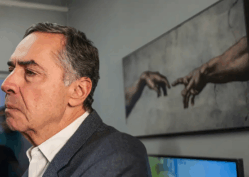 O ministro Luís Roberto Barroso foi internado com suspeita de virose em Brasília. A aposentadoria do magistrado foi oficializada e ele deixa o STF no sábado (18).