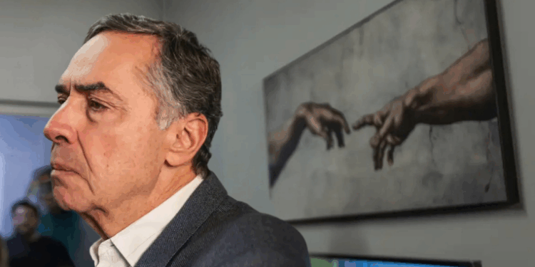 O ministro Luís Roberto Barroso foi internado com suspeita de virose em Brasília. A aposentadoria do magistrado foi oficializada e ele deixa o STF no sábado (18).