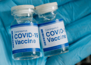 A vacina contra a covid-19 desenvolvida pela UFMG, SpiN-TEC, é a primeira 100% brasileira e deve ser distribuída pelo SUS em 2026, segundo o governo federal.