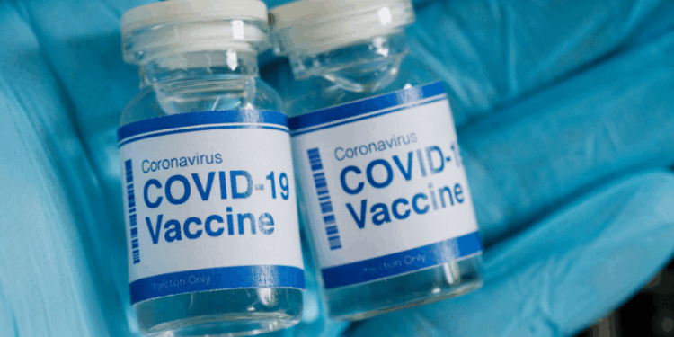 A vacina contra a covid-19 desenvolvida pela UFMG, SpiN-TEC, é a primeira 100% brasileira e deve ser distribuída pelo SUS em 2026, segundo o governo federal.