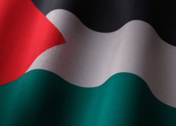 Hamas confirma acordo de paz com Israel mediado pelos EUA. O pacto prevê fim da guerra em Gaza, retirada de tropas e troca de prisioneiros. Trump promete libertação de reféns “em breve”.