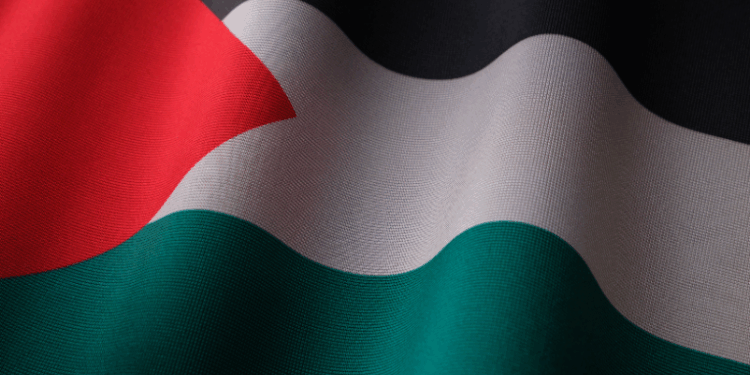 Hamas confirma acordo de paz com Israel mediado pelos EUA. O pacto prevê fim da guerra em Gaza, retirada de tropas e troca de prisioneiros. Trump promete libertação de reféns “em breve”.