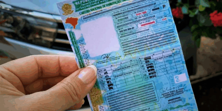 Ministério dos Transportes define regras para instrutores autônomos de trânsito, com curso obrigatório e autorização do Detran. Proposta busca tornar a CNH mais acessível e flexível.