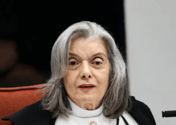 Ministra do STF, Cármen Lúcia, evita solicitar diretamente ao presidente Lula que escolha uma mulher para a vaga aberta com aposentadoria de Barroso, reforçando a ética judicial.