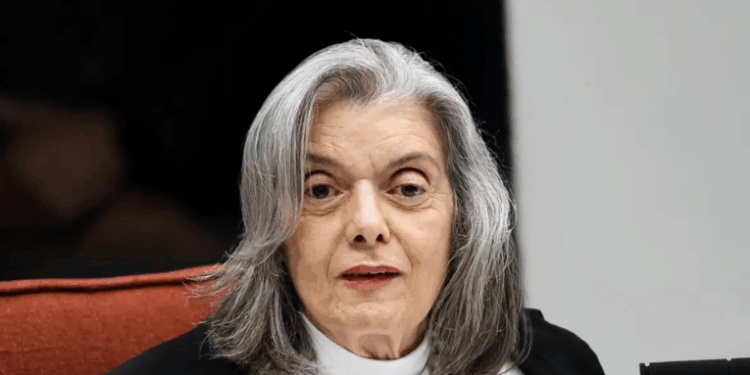 Ministra do STF, Cármen Lúcia, evita solicitar diretamente ao presidente Lula que escolha uma mulher para a vaga aberta com aposentadoria de Barroso, reforçando a ética judicial.