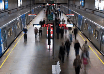 A campanha “Pacto de Segurança”, do MetrôRio, orienta passageiros sobre condutas seguras no sistema metroviário. Saiba o que fazer em caso de queda de objetos nos trilhos.