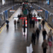 A campanha “Pacto de Segurança”, do MetrôRio, orienta passageiros sobre condutas seguras no sistema metroviário. Saiba o que fazer em caso de queda de objetos nos trilhos.