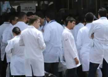 Candidatos da primeira fase do Revalida 2025/2 devem enviar documentação comprovando formação médica até 24 de outubro. Entenda os requisitos e prazos para não ser eliminado do processo.