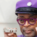 A visita de Spike Lee ao Rio foi adiada devido a atraso na viagem, mas o Festival do Rio realizou a pré-estreia do filme “Luta de Classes”, atraindo fãs e celebrando a cultura cinematográfica.