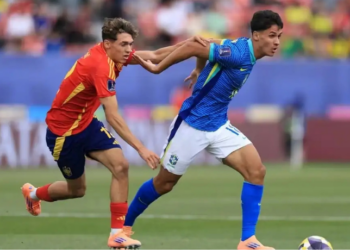 A Seleção Brasileira Sub-20 foi eliminada pela Espanha e caiu na fase de grupos pela primeira vez. Derrotas e falhas repetidas marcaram a campanha.