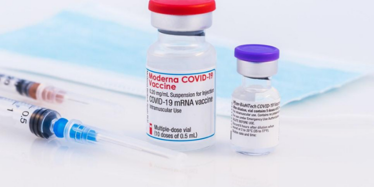 As vacinas de mRNA transformaram a imunização global, oferecendo proteção rápida e eficaz contra a COVID-19. Entenda como a tecnologia funciona e quais doenças podem ser combatidas com ela no futuro.