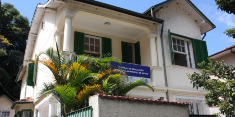 Promotoria de Petrópolis cobra das secretarias municipais informações sobre preparo da rede de saúde diante do risco de intoxicação por bebidas adulteradas com metanol.