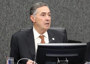 Ministro Luís Roberto Barroso recebe alta após internação em Brasília